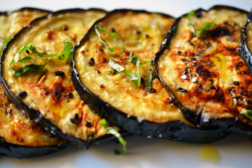 Жареные баклажаны с чесноком и цукини